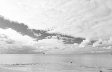 Turkuaz su ve bahamalar ile deniz manzarası. Deniz manzaralı yaz manzarası. Deniz manzaralı, ufuklu yaz doğası. Deniz manzarası yaz tatilinde..