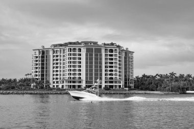 Şehir merkezindeki deniz kenarı açıkhava teknesiyle. Şehir merkezinin fotoğrafı. Şehir merkezinde binalar var. Şehir merkezi mimarisi.