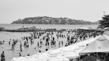 Acapulco, Meksika - 12 Mayıs 2019: Birçok insanla turistik yer plajı.