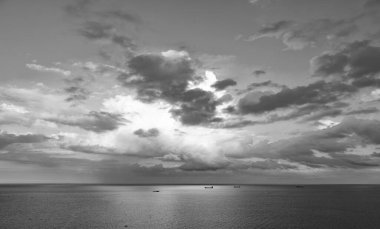 Gün batımında deniz manzarası. Gün batımında deniz manzarası. Gün batımında güzel bir deniz manzarası. Gün batımında deniz manzarası.