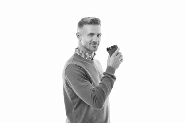 Stüdyoda kahve içen mutlu adam. Adam arka planda kahve içiyor. Kahve içen bir adamın fotoğrafı. Beyaz kahve içen adam..