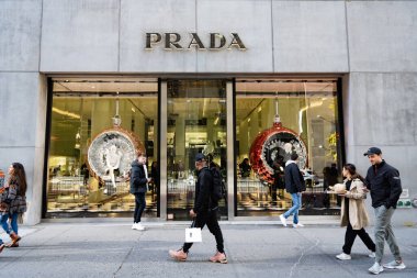 New York City, ABD - 11 Kasım 2023: New York 5. Cadde 'deki Prada mağazası.
