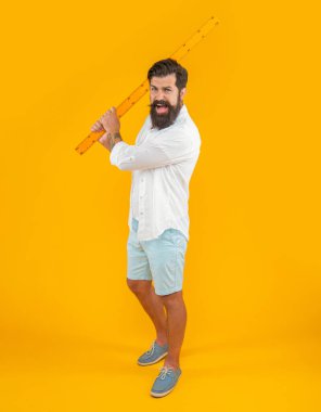 Agresif adam okul yöneticisiyle sarıda yalıtılmış. Stüdyoda okul yöneticisi var. Arka planda okulun yöneticisi var. Man Hold okul hükümdarının fotoğrafı..