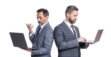 Video çağrısı. İş toplantısı ve video konferansı. Bilgisayarda çalışan iki iş adamı beyazla izole edilmiş. İş adamları çevik işler geliştirir. Serbest meslek sahibi bir girişimci. Çevrimiçi işbirliği.