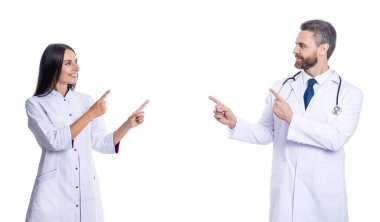Doktor reklamları işaret ediyor. Tıbbi servis ilanı. Tıp hastanesinde iki hemşire ve doktor. Sağlık doktoru beyazı izole etti. İlaç ve sağlık sigortası. Boşluğu kopyala.