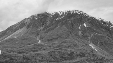 Varış noktası dağın zirvesi. Varış yeri karlı dağ. Gideceğimiz yerin dağdaki manzarası. Dağdaki hedefin fotoğrafı.