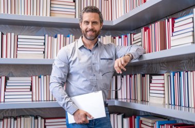 Mutlu bin yıllık üniversite öğrencileri. Okulda eğitim. Öğretmenim sınıfta. Okul kütüphanesi kitapla dolu. Kitapçıda erkek öğretmen. Bilgi ve eğitim kavramı. Öğretmenler günü. Okula geri dön.