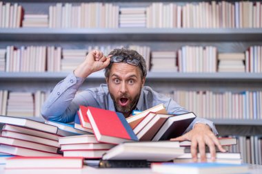 Kitaplı üniversite eğitimi. Okul öğretmeni eğitimi sever. Okul kütüphanesindeki kitap kurdu ineği. Üniversite profesörü öğrenme ve öğrenme. Okul eğitimi. Okula dönüyorum. Kitap okumak.