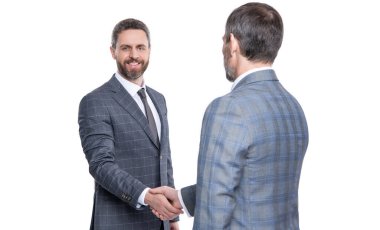 İşbirliği başarısı. Başarılı bir iş anlaşmasından sonra el sıkışan iki işadamı. İş birliği ve ortaklık. İş adamları işbirliği yapıyor. Beyazlar izole edilmiş durumda. seçici odak.