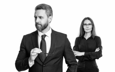 Stüdyodaki iki iş arkadaşı. Formalite icabı iş arkadaşları. Meslektaşlarının fotoğrafı. İş arkadaşları beyaz arkaplanda izole edildi.