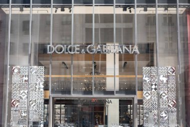 New York City, ABD - 11 Kasım 2023: Dolce ve Gabbana marka logo Manhattan, New York 'taki mağaza bölümünde.