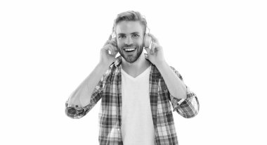 Gülümseyen adamın fotoğrafı müziği dinle. Beyazların izole edilmiş müziğini dinle. Adam arka planda müzik dinliyor. Stüdyoda müzik dinle..
