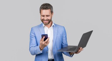 İş başarısı. Bilgisayarda iş adamı iletişimi. Çevrimiçi çalışan serbest çalışan biri. Serbest blog yazarı. Uzaktan kumanda serbest çalışıyor. İş adamı, ofis elbisesi içinde dinleniyor. Yerel iş.