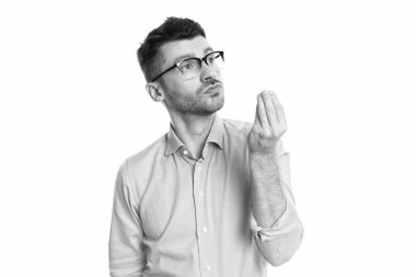 Stüdyoda nefis şeyler gösteren mükemmel bir adam. Lezzetli jestler yapan mükemmel bir adam. Lezzetli jestli mükemmel adamın fotoğrafı. Mükemmel erkek beyaz arka planda izole edilmiş leziz bir görüntü sergiler..