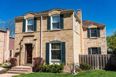 İkamet mimarisi. Modern villa cephesi. yazlık köy. Mahalledeki bir banliyö kulübesinin dışında. mimari tasarım. Modern yazlık ev. Mimarlık konsepti. mortgage.