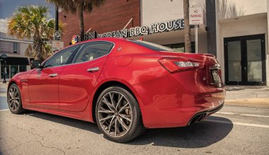Miami, Florida ABD - 25 Mart 2023: kırmızı 2016 Maserati Ghibli S Q4 park halindeki araç, arka görüş.