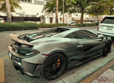 Los Angeles, Kaliforniya ABD - 24 Mart 2021: Metalik McLaren Otomotiv Limited 570 'ler lüks spor araba arka köşe görüntüsü.