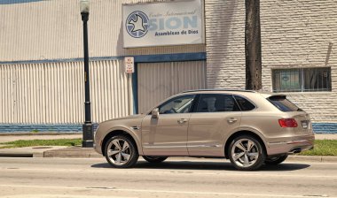 Miami Beach, Florida ABD - 15 Nisan 2021: Silver Bentley Bentayga v8 2015 SUv, arka görüş.