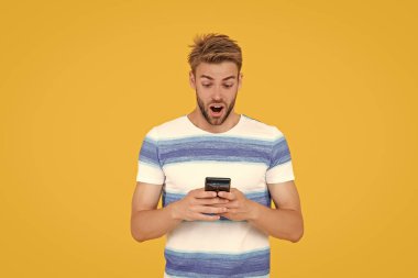 Telefonla şaşırmış bir adamın dijital iletişimi. Adam mesajlaşmak için telefonunu kullanıyor. İletişim kurmak için. Adam etkili iletişim kurmak için telefonu kullanıyor. Adamın telefon bağlantısı var..