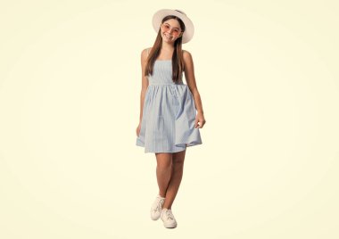 Genç bir kızın yaz tarzında uzun bir fotoğrafı. Yazın beyazlar içinde izole edilmiş genç bir kız. Stüdyoda yaz tarzı genç bir kız. Arka planda yaz tarzında genç bir kız.