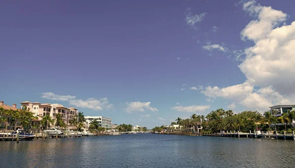 Limanda tekneleri olan güzel sahil yaz mevsimi. Sahil limanı yaz için mükemmel bir yer. Sahil limanı varış noktası. Deniz kenarındaki yaz mevsiminde yatları olan liman manzarası.