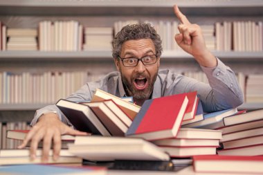 Üniversite profesörü öğrenme ve öğrenme. Okul eğitimi. Okula dönüyorum. Kitaplı üniversite eğitimi. Okul öğretmeni eğitimi sever. Okul kütüphanesindeki kitap kurdu ineği. ilham verici fikir.