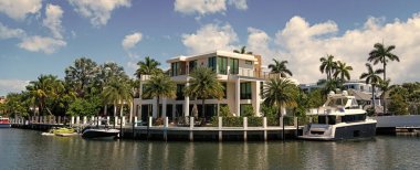 Yaz tatili için yatı olan panoramik villa. Yaz tatilini rahatlatmak için villa. Yaz tatilinde özel yatı olan modern bir villa. Villada yaz tatili için rüya gibi bir yer..