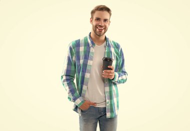 Stüdyoda kahve içen neşeli bir milenyum adamı. Geçmişinde kahve olan bin yıllık bir adam. Kahveli milenyum adamı fotoğrafı. Kahveli milenyum adamı beyaz üzerine izole edilmiş.