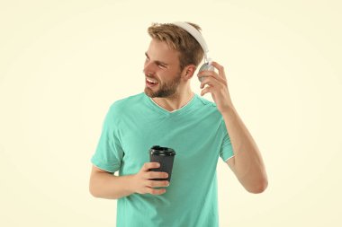 Kulaklıklı yüksek sesli müzik çalan bir adam, arka planda bin yıllık bir yaşam tarzı. Stüdyoda bin yıllık yaşam tarzı olan bir adam. Bin yıllık yaşam tarzına sahip bir adamın fotoğrafı. Bin yıllık yaşam tarzına sahip bir adam beyazlar içinde izole edilmiş..