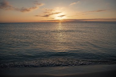 Yaz plajında deniz suyuyla güzel bir akşam bulutu..