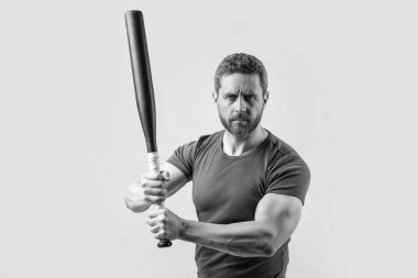 Stüdyoda yarasayı tutan adamın saldırganlığı. Saldırgan bir adamın fotoğrafı. Saldırgan bir adam tehdit ediyor. Gri arka planda kalan yarasa saldırganlığını ifade eder..