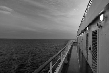 Tekne yolculuğundaki deniz manzarası, kopyalama uzayı. Tekne yolculuğundan kalma deniz manzarası. Deniz manzaralı deniz manzaralı. Tekne seyahatinden deniz manzarası.