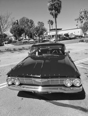 Los Angeles, Kaliforniya ABD - 28 Mart 2021: Kırmızı Chevrolet Impala klasik araba ön görünümü.