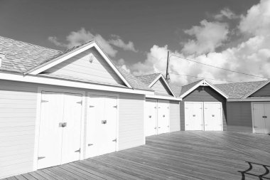 Yaz tatilinde sahil kulübesinde. Yazın sahil kulübesi. Yazın sahil kulübesi inşaatı. Yazın plaj kulübesinin fotoğrafı..