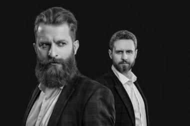 Formalite icabı giyinmiş erkeklerin seçici odağı. Formalite icabı takım elbiseli adamların fotoğrafı. Formalite icabı siyah giyen adamlar. Stüdyoda resmi giyinen adamlar..