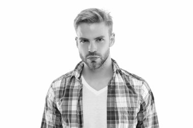 Arka planda bin yıllık bir adamın portresi var. Stüdyoda milenyum adamı. Kareli gömlek giyen bin yıllık bir adamın fotoğrafı. Milenyum adamı beyazlar içinde izole edilmiş..