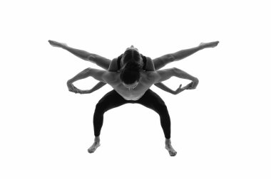 Beyaz stüdyodaki yoga çifti. Arka planda spor yoga çifti. Spor yoga çiftlerinin birlikte antrenman fotoğrafları. Beyaz tenli yoga çifti..