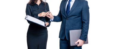 Pazarlıkta iş ortağı. Sözleşmeyle uğraşıyorum. Belgeyi imzalayan iş adamları. İş adamları kontrat imzalıyor. Beyazlar üzerinde izole edilmiş bir iş anlaşması imzalamak. Kırpılmış görünüm.