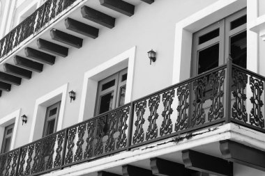 Balkon korkulukları dış tarafta. Balkon parmaklıkları dışarıda. Balkon parmaklıklarının fotoğrafı. Balkon korkulukları evde..