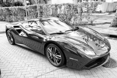 Miami Beach, Florida USA - 18 Nisan 2021: Kırmızı Ferrari 488 GTB aracı, köşe görüş.