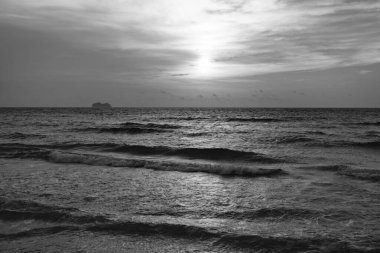 Gün batımında dramatik deniz manzarası. Gün batımında deniz manzarasının fotoğrafı. Deniz manzarası doğası gün batımında. Yaz mevsimi deniz manzarası gün batımında.