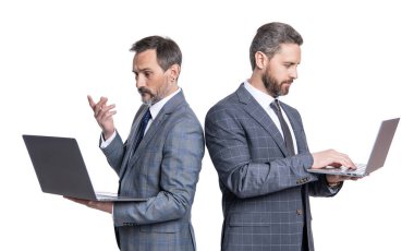 İş toplantısı ve video konferansı. Bilgisayarda çalışan iki iş adamı beyazla izole edilmiş. İş adamları çevik işler geliştirir. Serbest meslek sahibi bir girişimci. Video çağrısı. Uzak işbirliği araçları.