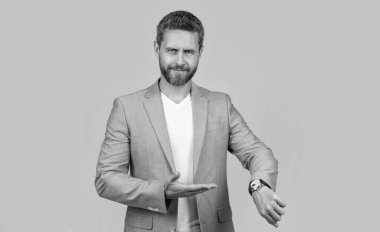 Neşeli yakışıklı iş adamının fotoğrafı dakikliği izle. İş adamı saati takıyor. Sarı üzerine izole edilmiş ceketli bir iş adamının dakikliği. Stüdyoda iş adamı dakikliği.