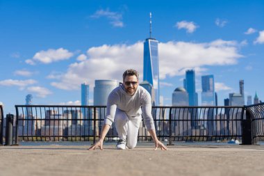 Başlangıçta spor koşucusu. Hızlı koşucu açık havada koşmaya başlıyor. Kaçak başladı. New York 'ta koşuya başlamak için hazır bir atlet. Yarışmaya hazır..