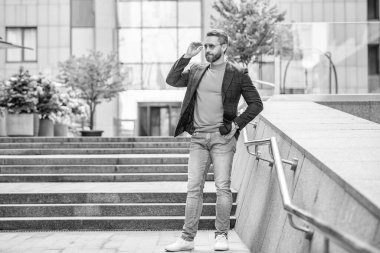 Sokaktaki erkekler tuvaletinde fotokopi odası olan adam. Dışarıda erkek giysili bir adam var. Ceketli bir adamın fotoğrafı. Erkek giyim mağazasındaki adam..