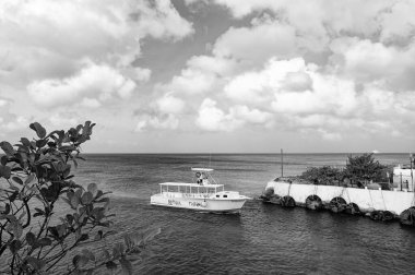Cozumel, Meksika - 24 Aralık 2015: Yaz tatili gezisinde yat teknesi.