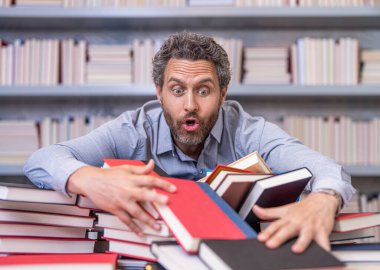 Edebiyat dersi öğretmeni. Üniversite öğretmeni sınıfta. Okul kitaplarla dolu. Öğretmen veya öğrenci için okul eğitimi. Okul profesörü kütüphanede kitap okuyor. kişisel eğitim.