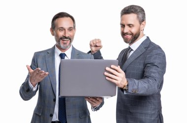 Serbest çalışan başarılı iş adamı. İnternette çalışan başarılı iş adamı. Beyazlar üzerinde izole edilmiş..