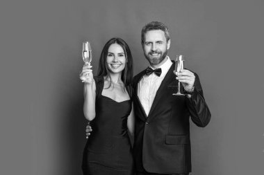 Çiftler tezahürat yapıyor ve stüdyoda kutluyor. Çiftler tezahürat yapıyor ve arka planda kutluyor. Çiftin kutlama fotoğrafı ve şampanyayla kutlama. Çiftler alkışlıyor ve kırmızıda yalnız kutluyorlar..