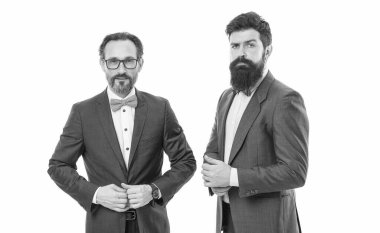 Özgüven ve karizma. Olgun erkeklerin kendi işleri vardır. İş toplantısı. Takım başarısı. Resmi takım elbiseli sakallı iş adamları. Beyazların izole ettiği patron ortaklığı. işbirliği ve takım çalışması.